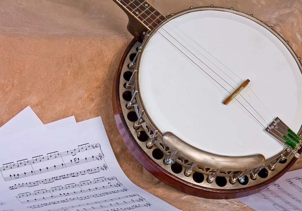 A banjo and a musical notes right next to it.