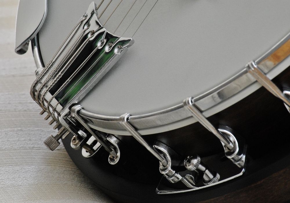 A close up of a 6 String Banjo