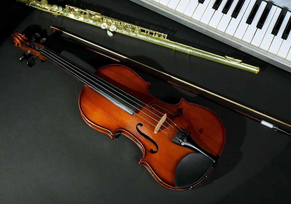 A set of musical instrument with a viola, piano and more