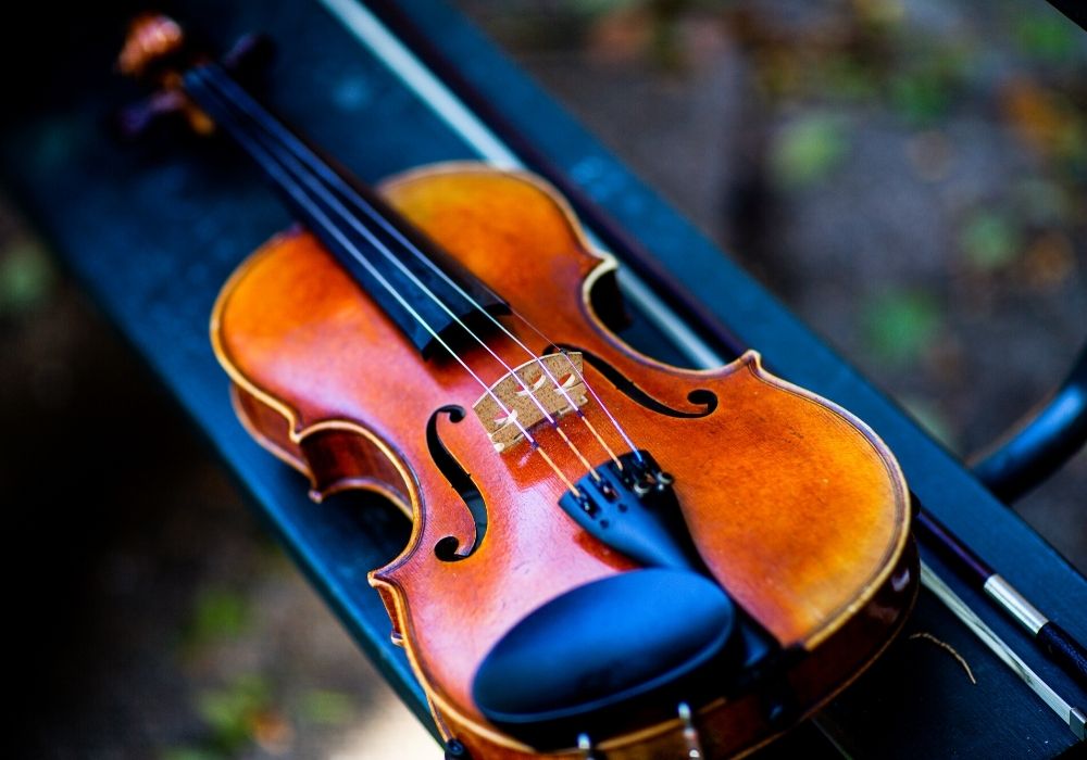 An intermediate violin with bow