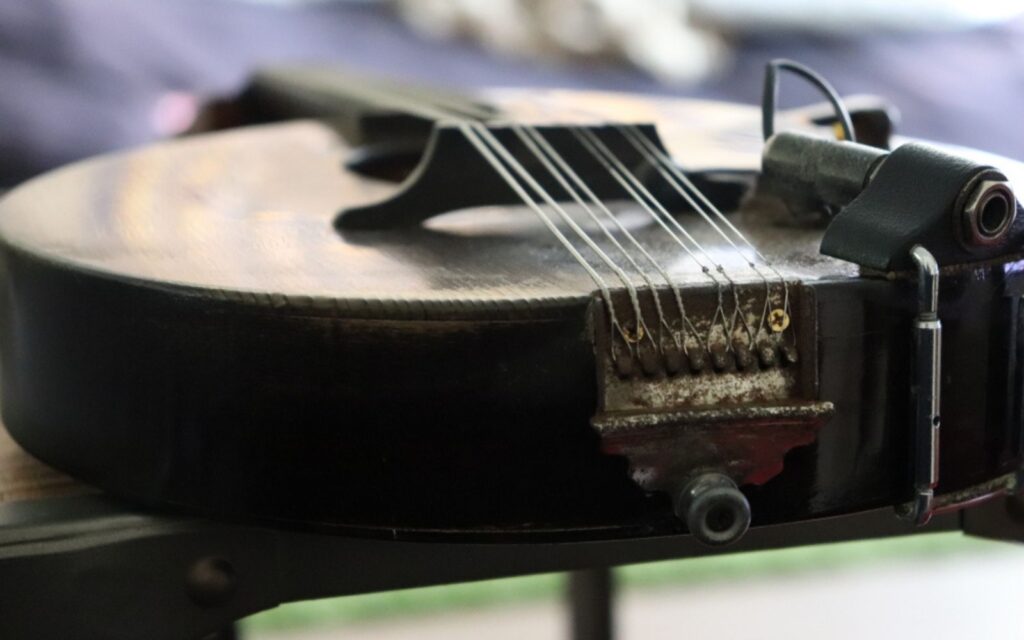 Antique 8-stringed mandolin with pickup