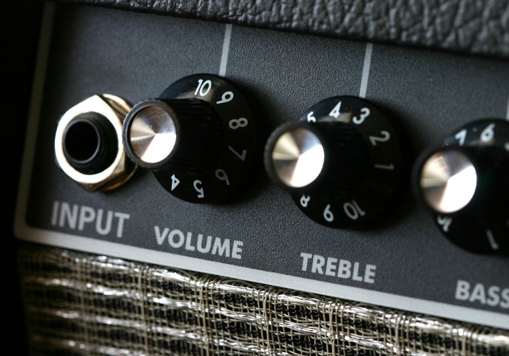 knobs on an acoustic guitar amplifier