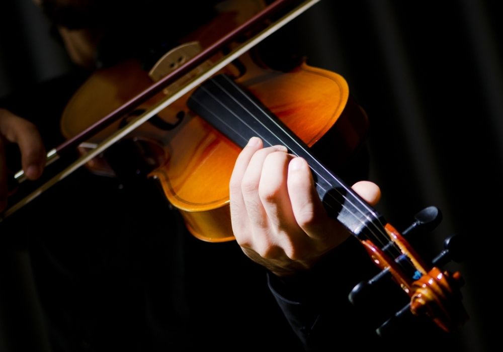 musician playing a fiddlerman violin